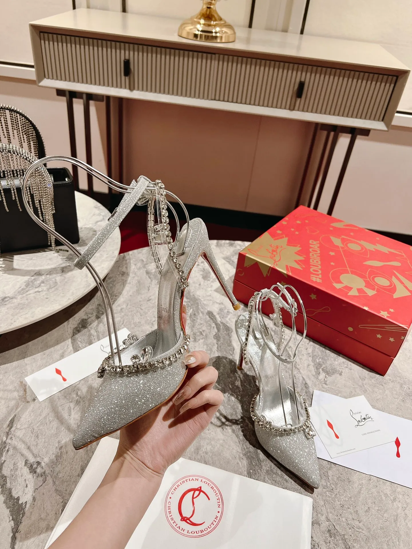 👟👟Ex-factory price 600👟👟 🆑❥∙ Crystal Sandals ✪【NEW .✔︎】 (Customized, non-refundable and non-exchangeable) Marykate Queen from Maison Christian Taking inspiration from Louboutin's iconic Spikaqueen and Degrastrass models, a pointed toe box is seamlessly combined with a delicate ankle strap to form the stunning d'Orsay sandal. The wraparound ankle strap is crafted from silver glitter-embellished calfskin and perches on a 100mm stiletto heel, wrapped in the same creative material. Two decorative bands are embellished with slate and gemstones for a truly striking look. Size: 34 yards-42 yards Heel height: 10cm Color: silver